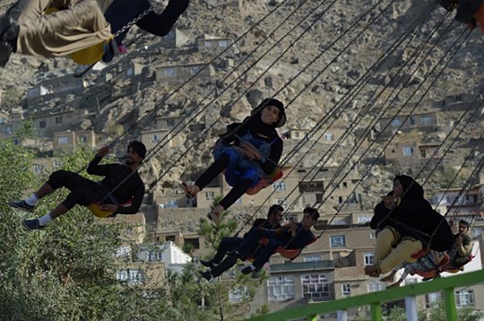 Keceriaan kecil di balik kota konflik Kabul