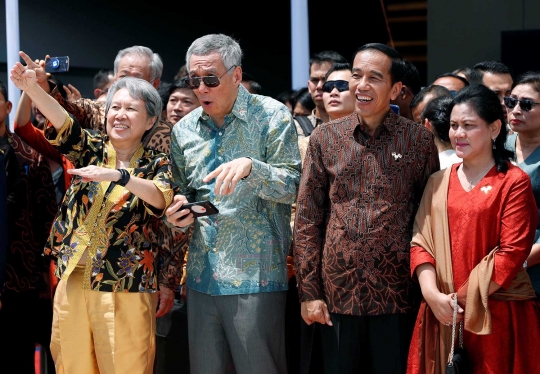 Reaksi Jokowi dan PM Singapura nonton bareng manuver F16 di Marina Bay