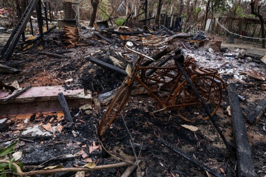 Meratapi rumah muslim Rohingya ludes dibakar militer Myanmar