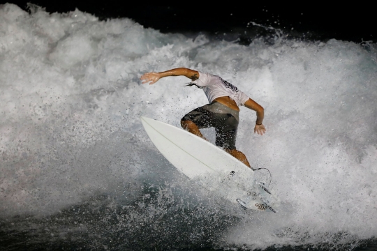 Ekstremnya kompetisi surfing malam hari di Israel