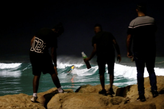 Ekstremnya kompetisi surfing malam hari di Israel
