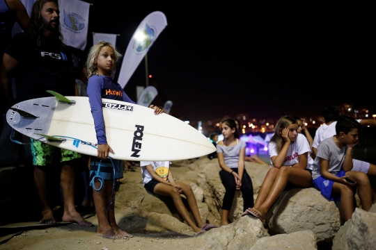 Ekstremnya kompetisi surfing malam hari di Israel