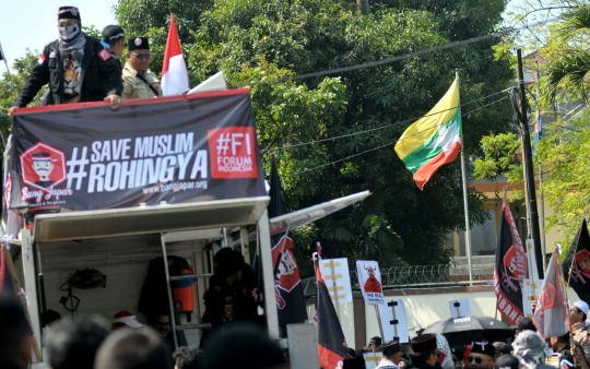 Ratusan demonstran geruduk Kedubes Myanmar kecam pembantaian Rohingya