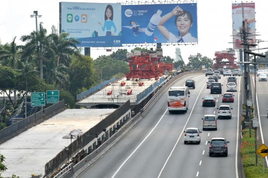 Memantau progres pembangunan flyover Pancoran