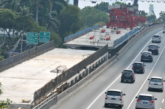 Memantau progres pembangunan flyover Pancoran