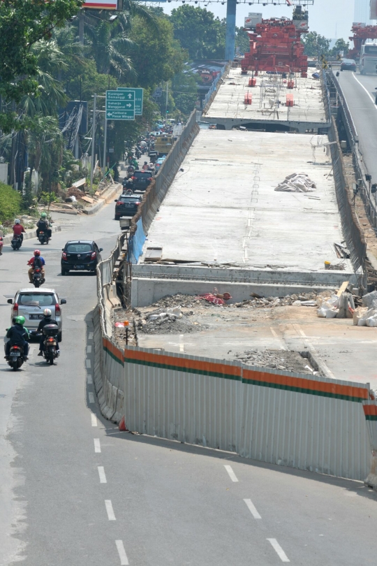 Memantau progres pembangunan flyover Pancoran