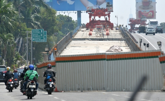 Memantau progres pembangunan flyover Pancoran