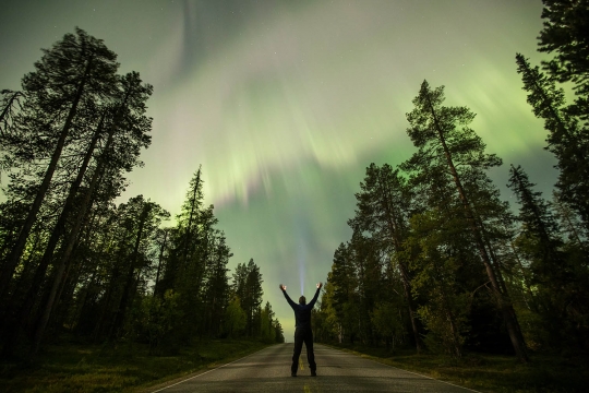 Cantiknya cahaya aurora menari di langit Finlandia