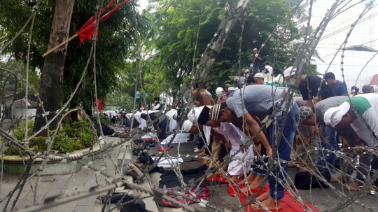 Aksi pemuka Buddha di Medan bakar foto Biksu Ashin Wirathu