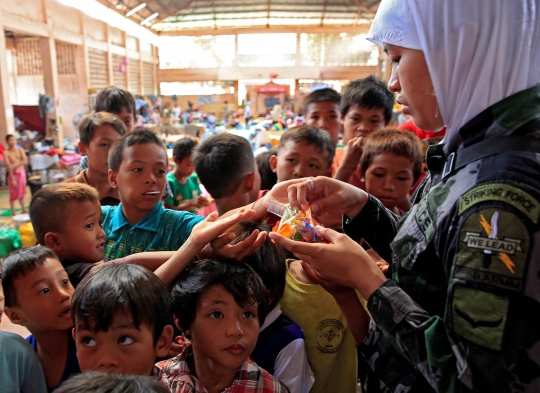 Keakraban tentara Filipina dan anak-anak korban perang di Marawi