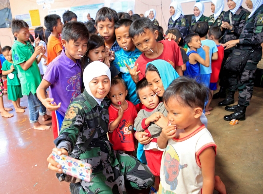 Keakraban tentara Filipina dan anak-anak korban perang di Marawi