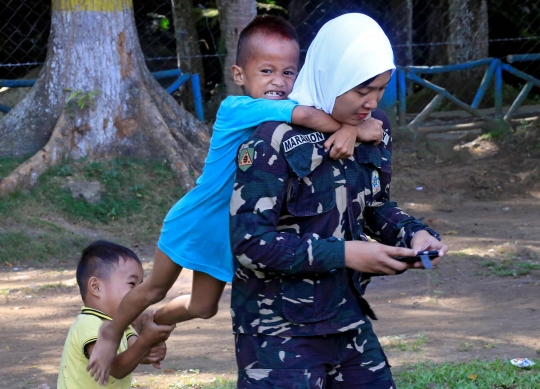 Keakraban tentara Filipina dan anak-anak korban perang di Marawi