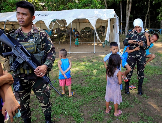 Keakraban tentara Filipina dan anak-anak korban perang di Marawi