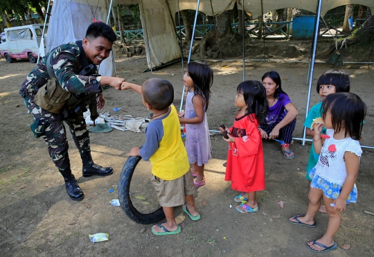 Keakraban tentara Filipina dan anak-anak korban perang di Marawi