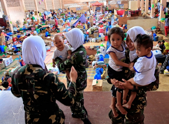 Keakraban tentara Filipina dan anak-anak korban perang di Marawi