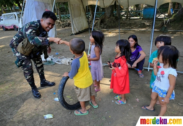  Foto Keakraban tentara Filipina dan anak anak korban 