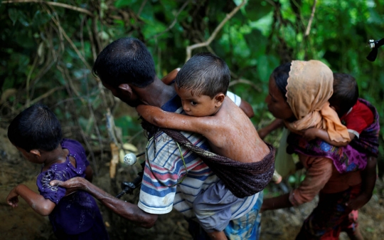 Perjuangan keras muslim Rohingya terobos bukit curam demi ke Bangladesh