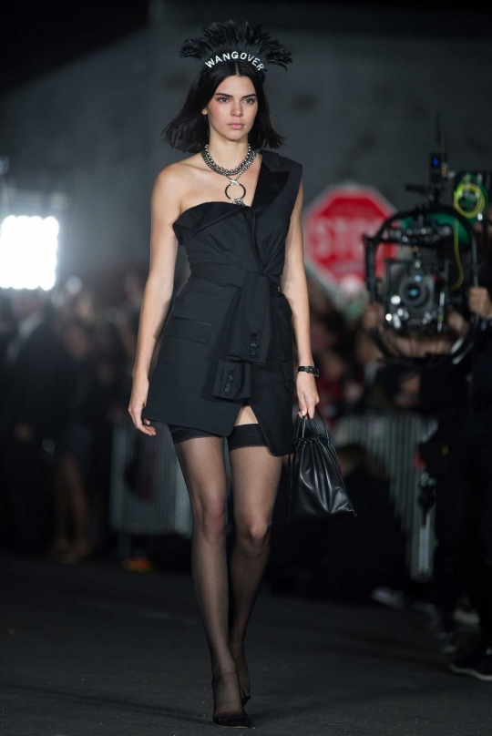 Penampilan rupawan Kendall Jenner di New York Fashion Week