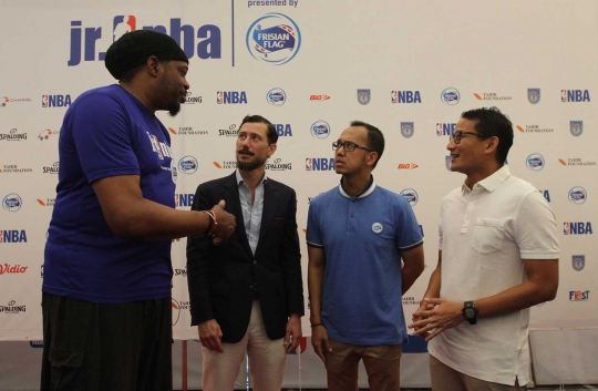 Aksi Sandiaga Uno dengan mantan pemain NBA di penutupan Program Junior NBA Indonesia
