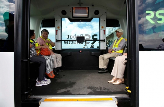 Menjajal bus tanpa sopir khusus lansia di Jepang