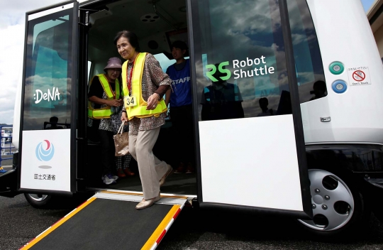 Menjajal bus tanpa sopir khusus lansia di Jepang