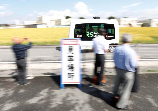 Menjajal bus tanpa sopir khusus lansia di Jepang