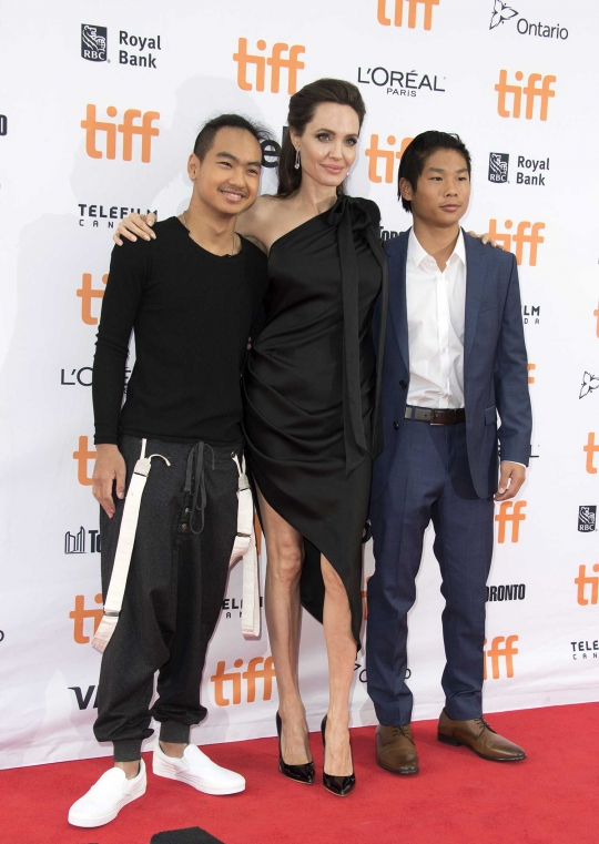 Angelina Jolie bawa semua anaknya ke Festival Film Internasional Toronto