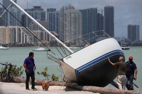 Ganasnya Badai Irma sampai menghempaskan kapal-kapal ke daratan