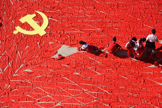 Kreativitas murid SD di China buat bendera komunis raksasa