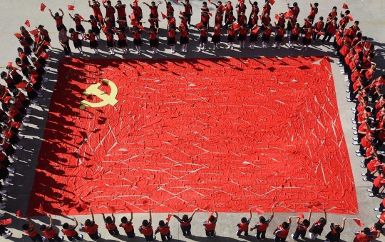 Kreativitas murid SD di China buat bendera komunis raksasa