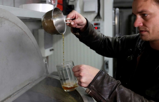 Cara orang Republik Ceko produksi bir buatan sendiri di dalam kontainer