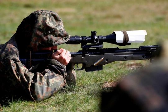 Aksi penembak jitu pasukan tempur NATO di kompetisi sniper