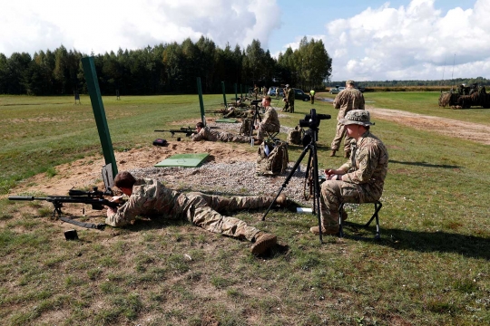 Aksi penembak jitu pasukan tempur NATO di kompetisi sniper