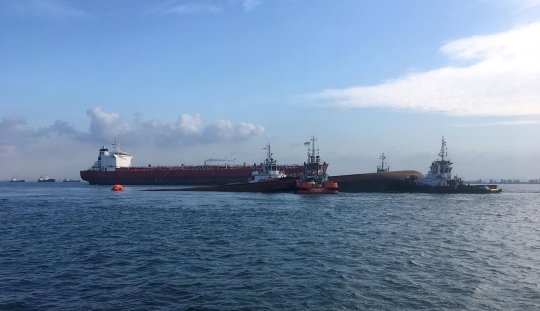 Kondisi kapal keruk Dominika karam usai tabrakan dengan tanker Indonesia