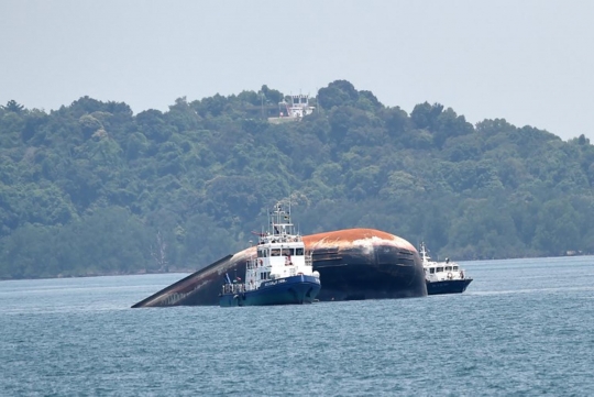 Kondisi kapal keruk Dominika karam usai tabrakan dengan tanker Indonesia