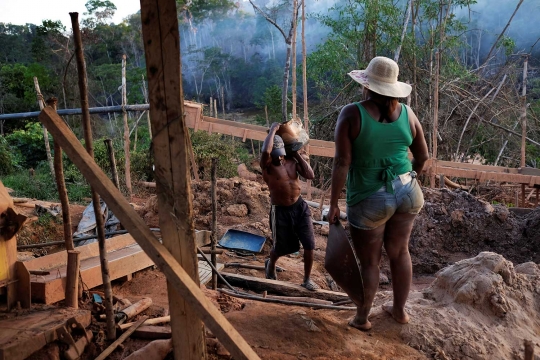 Menengok surga emas bagi penambang ilegal di hutan belantara Amazon