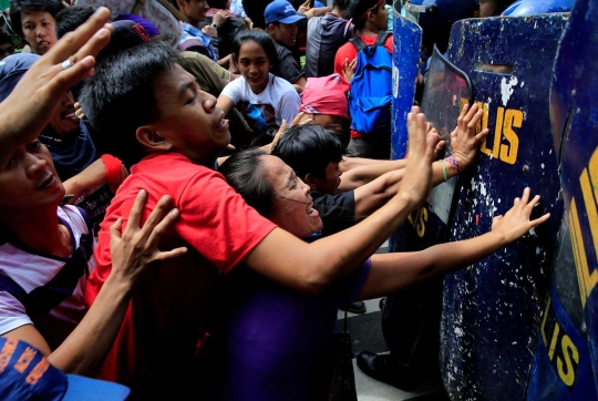 Tuntut usir pasukan AS, demonstran Manila bakar 