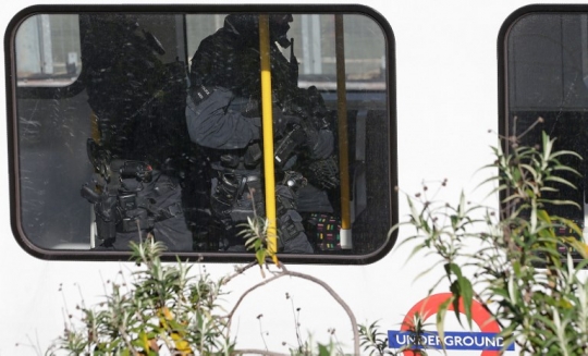 Suasana seusai insiden ledakan kereta bawah tanah di London