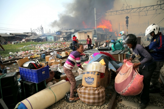 Kebakaran hebat lalap permukiman pinggir rel di Kampung Bandan