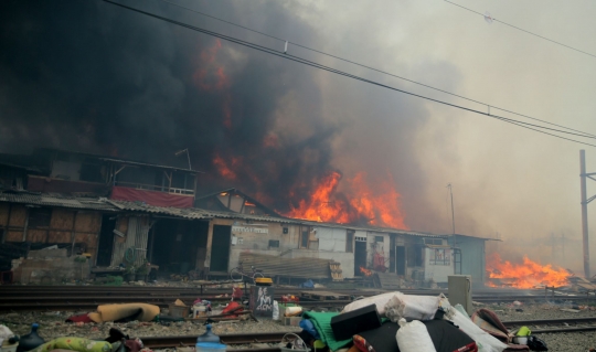 Kebakaran hebat lalap permukiman pinggir rel di Kampung Bandan