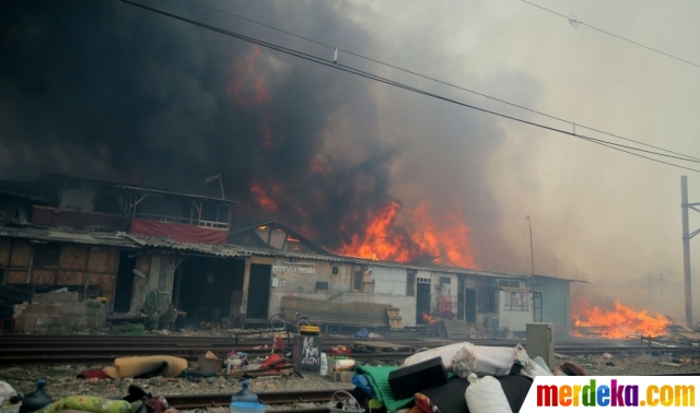 Foto : Kebakaran hebat lalap permukiman pinggir rel di 