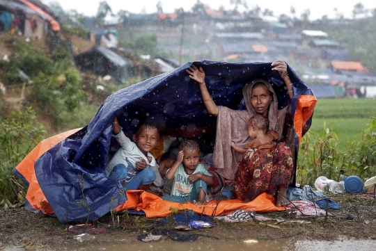 Potret miris muslim Rohingya menunggu bantuan di tengah hujan
