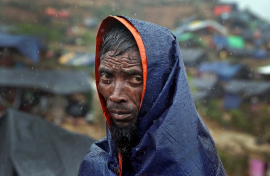 Potret miris muslim Rohingya menunggu bantuan di tengah hujan