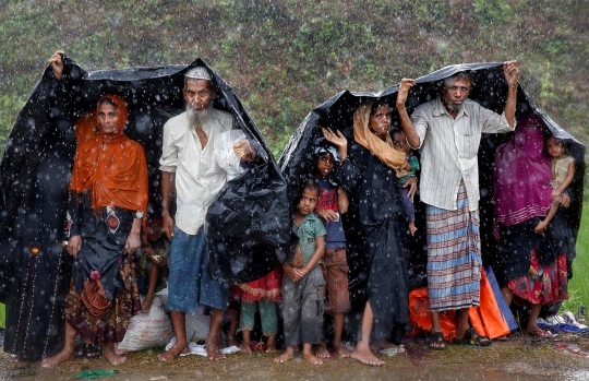 Potret miris muslim Rohingya menunggu bantuan di tengah hujan