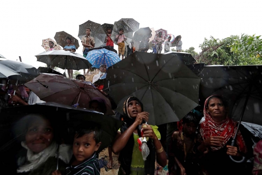 Potret miris muslim Rohingya menunggu bantuan di tengah hujan