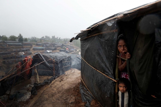 Potret miris muslim Rohingya menunggu bantuan di tengah hujan