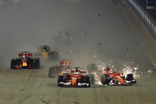 Ngeri, begini momen kecelakaan beruntun mobil F1 di sirkuit Singapura