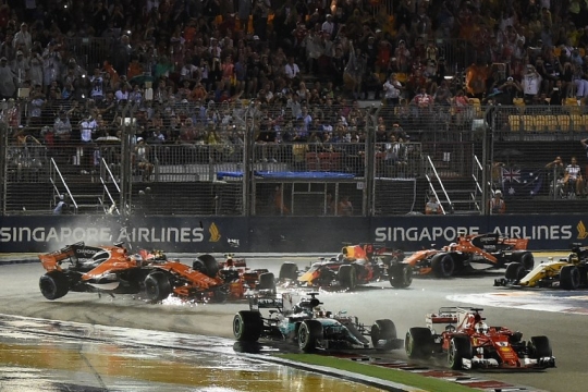 Ngeri, begini momen kecelakaan beruntun mobil F1 di sirkuit Singapura