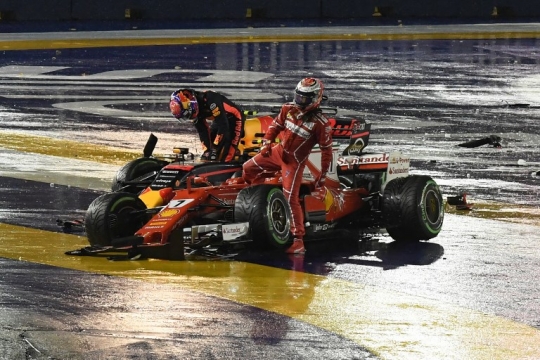 Ngeri, begini momen kecelakaan beruntun mobil F1 di sirkuit Singapura