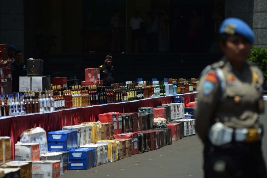 Ini barang bukti puluhan ribu botol miras yang diselundupkan dalam 5 kontainer